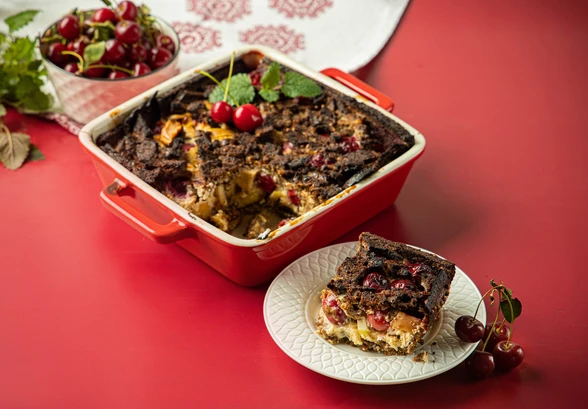 Рецепт «Шарлотка с&nbsp;бородинским хлебом и&nbsp;вишней»