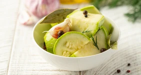 Быстрые маринованные кабачки