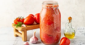 Солёные помидоры в&nbsp;томатном соке с&nbsp;чесноком