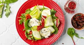 Летний салат с&nbsp;хрустящими кабачками и&nbsp;мягким сыром