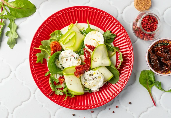 Рецепт «Летний салат с&nbsp;хрустящими кабачками и&nbsp;мягким сыром»