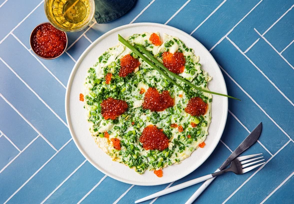 Рецепт «Белковый омлет с&nbsp;зелёным луком и&nbsp;икрой»