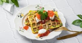 Вафли из&nbsp;цукини с&nbsp;икрой