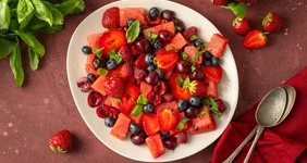 Салат из&nbsp;арбуза и&nbsp;ягод с&nbsp;заправкой из&nbsp;лайма и&nbsp;мяты