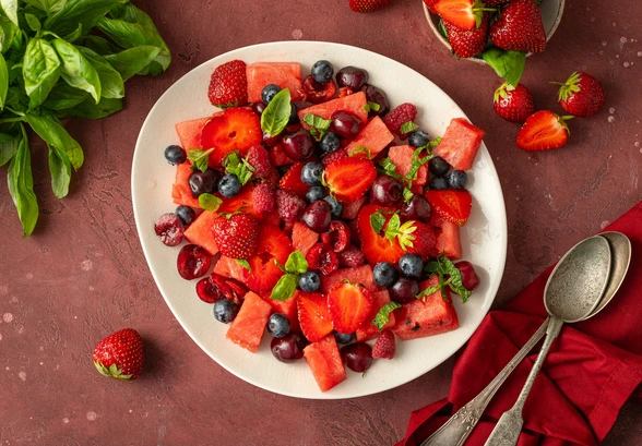Рецепт «Салат из&nbsp;арбуза и&nbsp;ягод с&nbsp;заправкой из&nbsp;лайма и&nbsp;мяты»