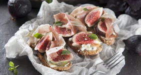 Брускетты с&nbsp;инжиром