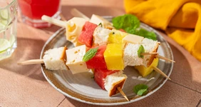 Канапе с&nbsp;арбузом на&nbsp;шпажках