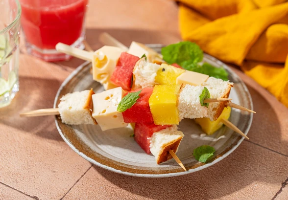 Рецепт «Канапе с&nbsp;арбузом на&nbsp;шпажках»