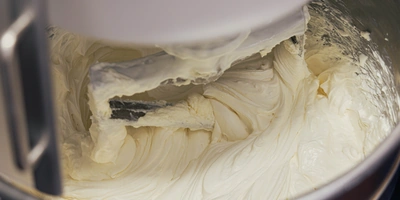 Сливочный сыр взбивают с&nbsp;сахаром