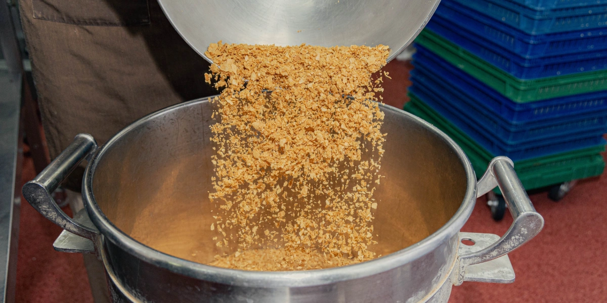 Добавляют перемолотую вафлю для&nbsp;дальнейшего смешивания с&nbsp;шоколадом