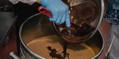 В фундучную пасту добавляют растопленный шоколад