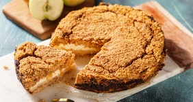 Насыпной пирог с&nbsp;творогом и&nbsp;яблоками