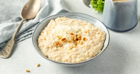 Солёная овсянка с&nbsp;пармезаном и&nbsp;кедровыми орехами