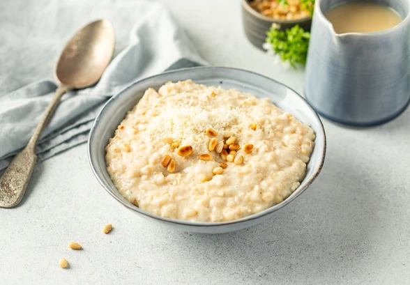 Рецепт «Солёная овсянка с&nbsp;пармезаном и&nbsp;кедровыми орехами»