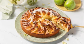 Заливной пирог на&nbsp;кефире с&nbsp;яблоками