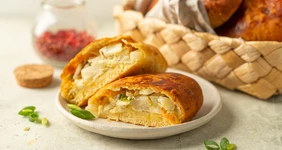 Пирожки из&nbsp;дрожжевого теста с&nbsp;капустой