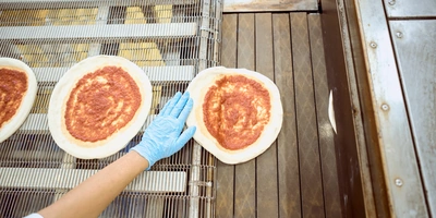 Пышная, сырная и&nbsp;с&nbsp;леопардовым бортом: как производят замороженную неаполитанскую пиццу