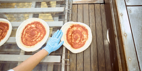 Пышная, сырная и&nbsp;с&nbsp;леопардовым бортом: как производят замороженную неаполитанскую пиццу