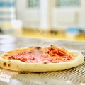 Пышная, сырная и&nbsp;с&nbsp;леопардовым бортом: как производят замороженную неаполитанскую пиццу