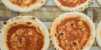 Пышная, сырная и&nbsp;с&nbsp;леопардовым бортом: как производят замороженную неаполитанскую пиццу