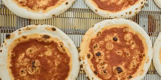 Пышная, сырная и&nbsp;с&nbsp;леопардовым бортом: как производят замороженную неаполитанскую пиццу