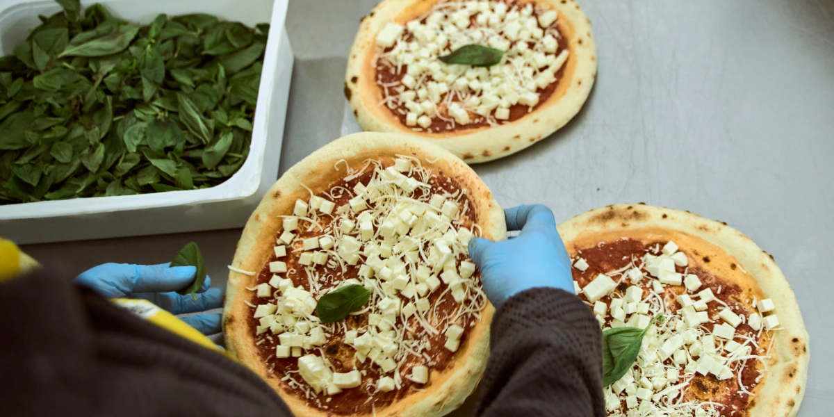 Пышная, сырная и&nbsp;с&nbsp;леопардовым бортом: как производят замороженную неаполитанскую пиццу