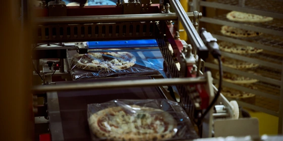 Пышная, сырная и&nbsp;с&nbsp;леопардовым бортом: как производят замороженную неаполитанскую пиццу