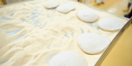 Пышная, сырная и&nbsp;с&nbsp;леопардовым бортом: как производят замороженную неаполитанскую пиццу