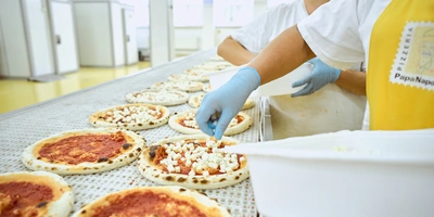 Пышная, сырная и&nbsp;с&nbsp;леопардовым бортом: как производят замороженную неаполитанскую пиццу
