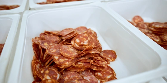 Пышная, сырная и&nbsp;с&nbsp;леопардовым бортом: как производят замороженную неаполитанскую пиццу