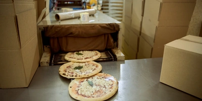 Пышная, сырная и&nbsp;с&nbsp;леопардовым бортом: как производят замороженную неаполитанскую пиццу