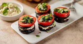 Баклажаны с&nbsp;помидорами и&nbsp;сыром