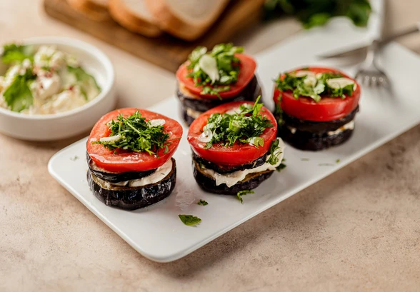 Рецепт «Баклажаны с&nbsp;помидорами и&nbsp;сыром»