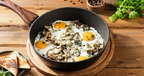 Яичница-глазунья с&nbsp;вешенками