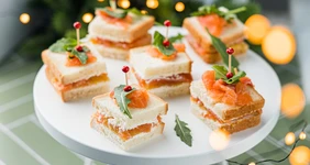 Канапе с&nbsp;сёмгой и&nbsp;щучьей икрой