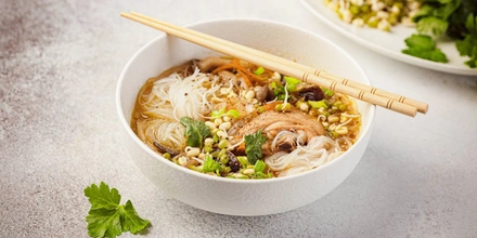 Рецепты из&nbsp;фунчозы: с&nbsp;курицей, овощами, грибами — 7 вариантов на&nbsp;любой вкус