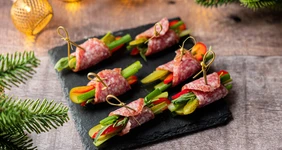 Канапе с&nbsp;салями