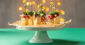 Канапе с&nbsp;двумя видами сыра и&nbsp;прошутто