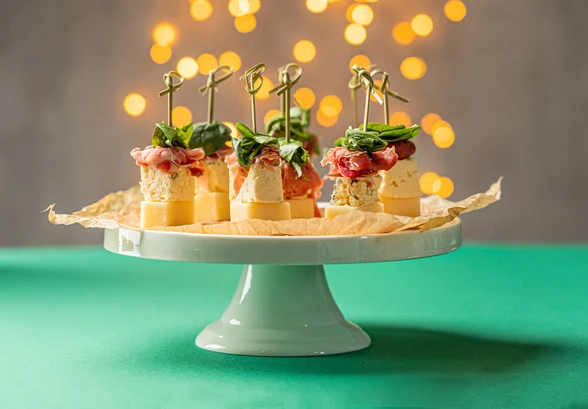 Рецепт «Канапе с&nbsp;двумя видами сыра и&nbsp;прошутто»