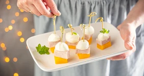 Канапе с&nbsp;манго и&nbsp;моцареллой