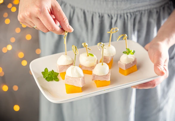 Рецепт «Канапе с&nbsp;манго и&nbsp;моцареллой»