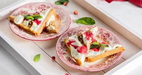 Горячие бутерброды с&nbsp;козьим сыром и&nbsp;клюквой