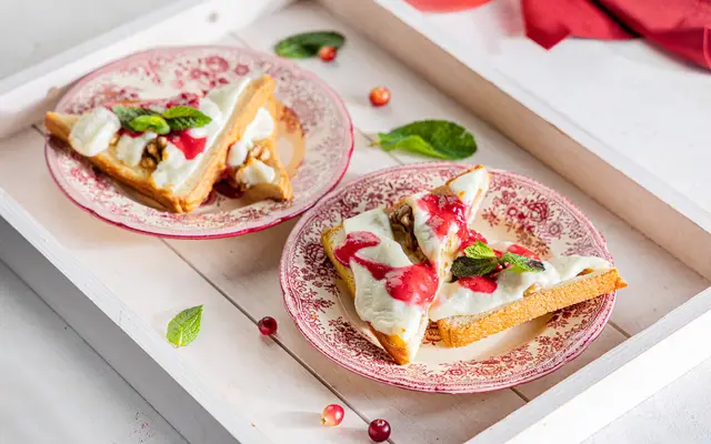 Горячие бутерброды с&nbsp;козьим сыром и&nbsp;клюквой