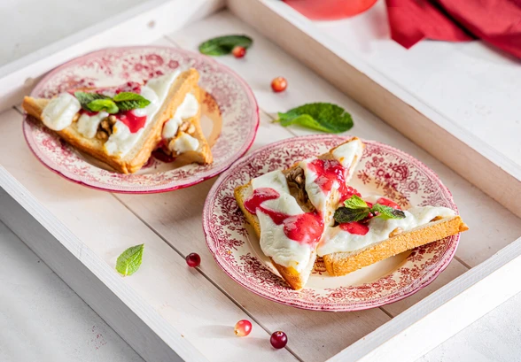 Рецепт «Горячие бутерброды с&nbsp;козьим сыром и&nbsp;клюквой»