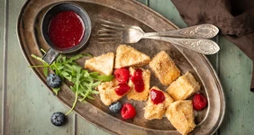 Жареный камамбер в&nbsp;сухарях с&nbsp;ягодным соусом