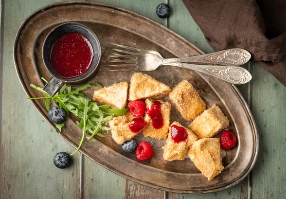 Рецепт «Жареный камамбер в&nbsp;сухарях с&nbsp;ягодным соусом»