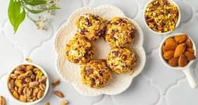 Шарики из&nbsp;козьего сыра в&nbsp;обсыпке из&nbsp;орехов и&nbsp;сухофруктов
