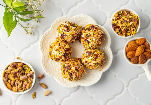 Рецепт «Шарики из&nbsp;козьего сыра в&nbsp;обсыпке из&nbsp;орехов и&nbsp;сухофруктов»