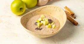 Геркулесовая каша с&nbsp;вяленой вишней и&nbsp;яблоком