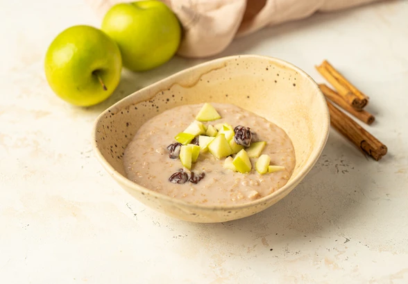 Рецепт «Геркулесовая каша с&nbsp;вяленой вишней и&nbsp;яблоком»